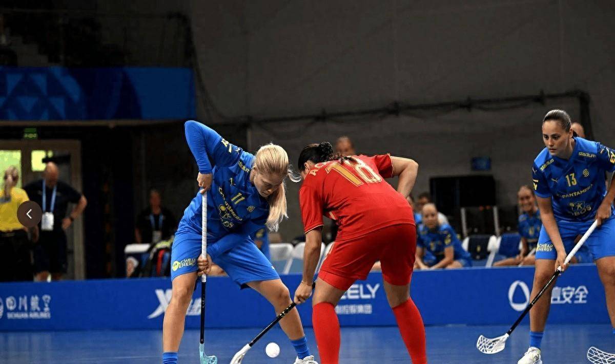 芬兰女子曲棍球队携手晋级四强