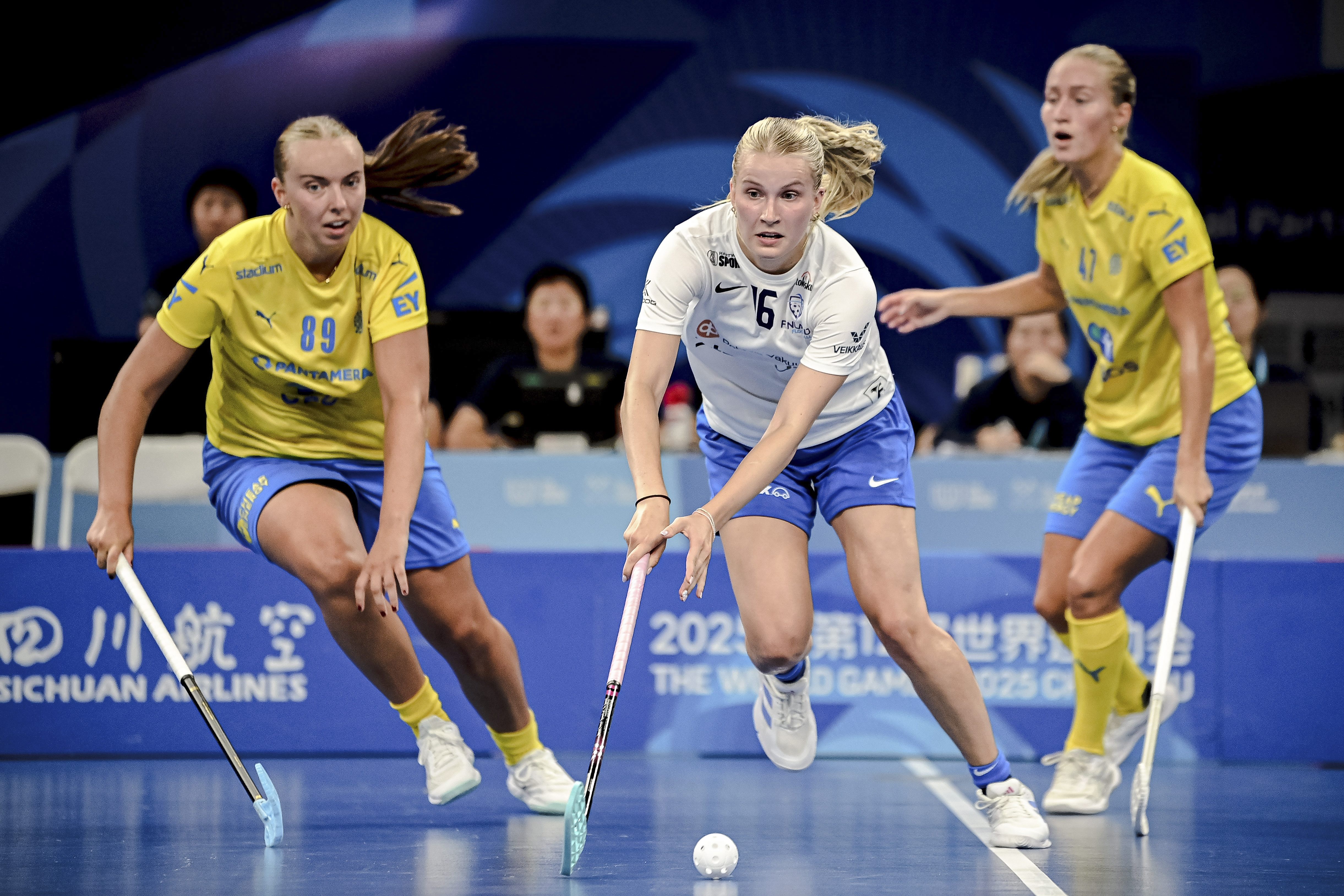芬兰女子曲棍球队携手晋级四强