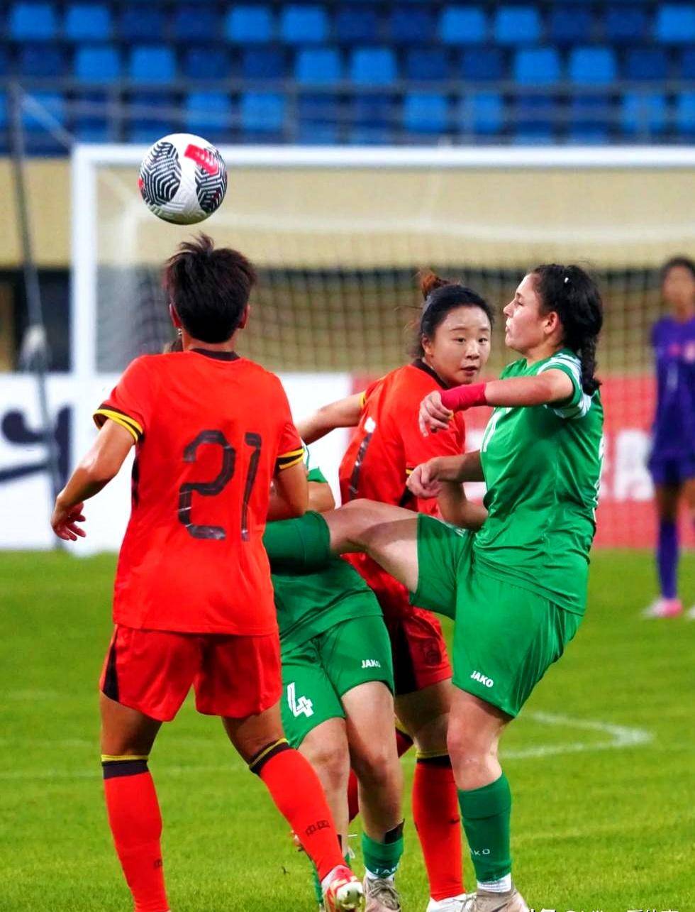 中国女足队员在比赛中拼尽全力，再次证明实力