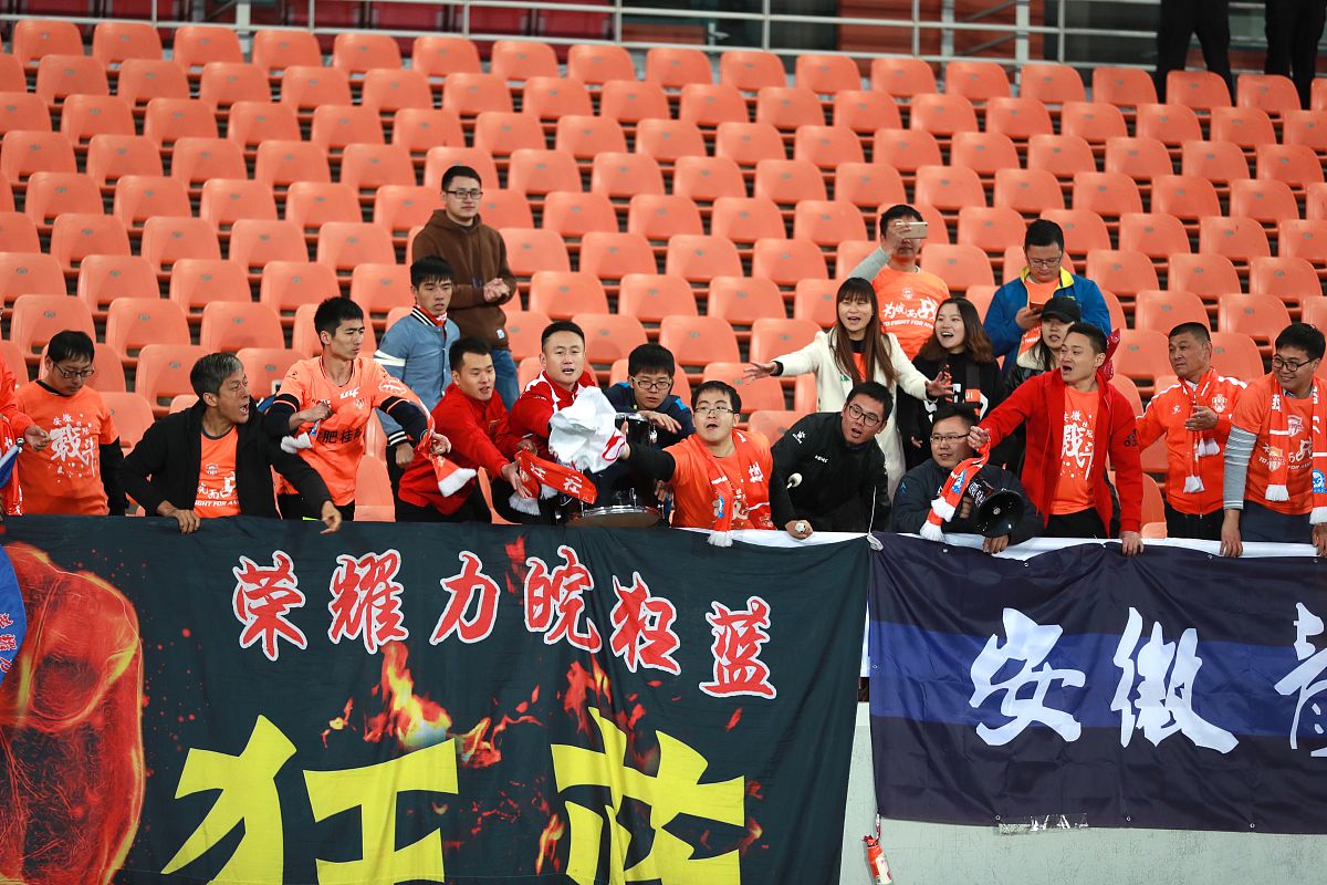 精彩对抗连连,球员们在赛场上拼搏求胜的简单介绍 精彩对抗连连,球员们在赛场上拼搏求胜的简单介绍