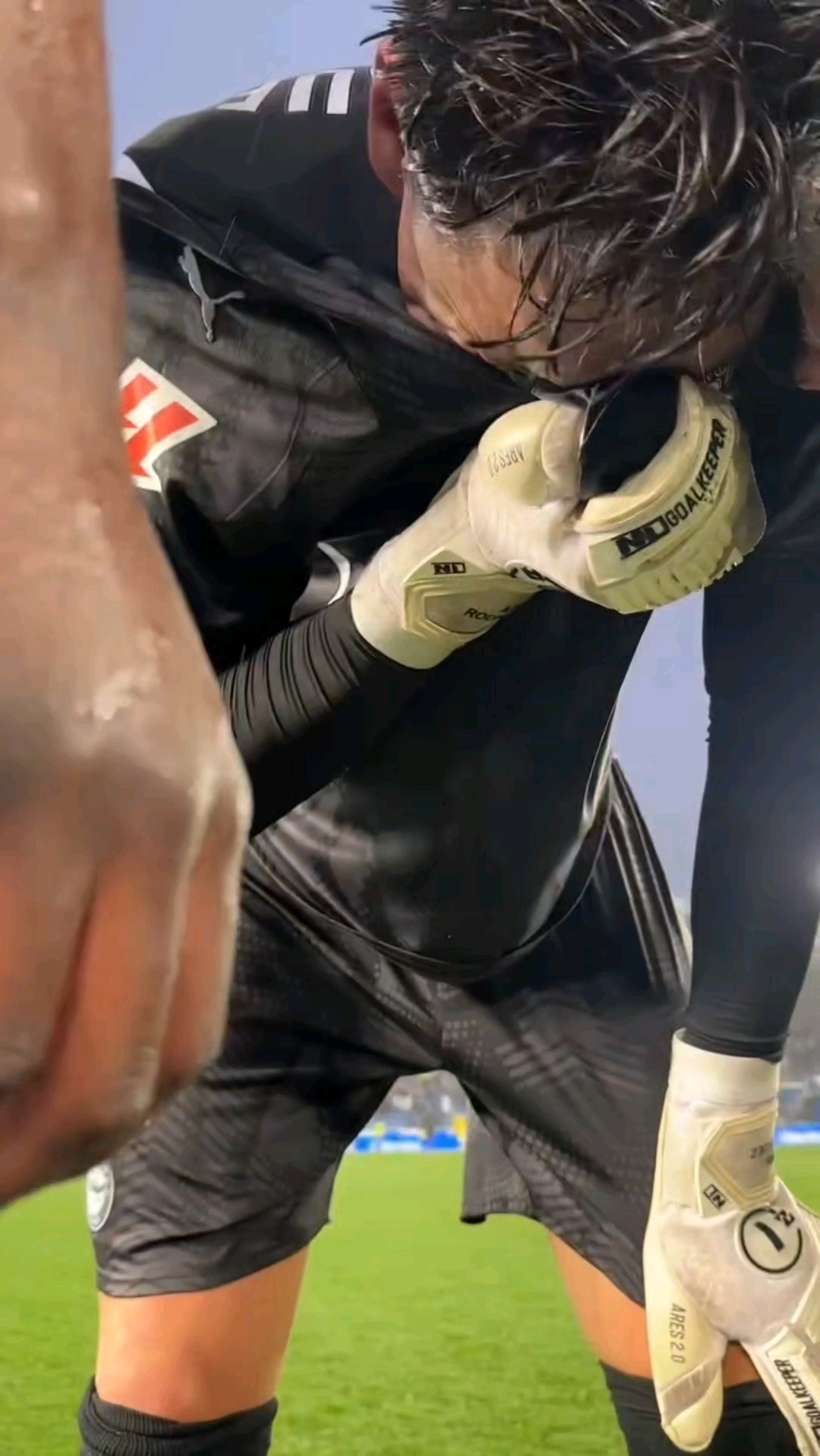 包含阿拉维斯门将表现神勇，奠定防线基础的词条