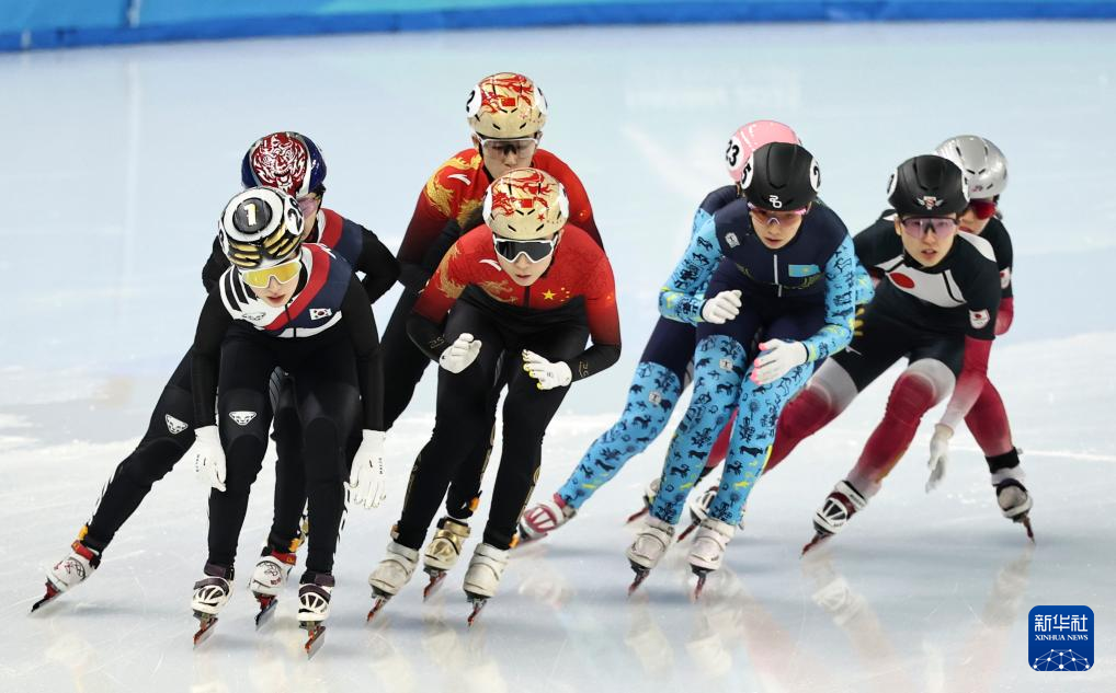 队伍以惊人的速度在接力赛中取得胜利 队伍以惊人的速度在接力赛中取得胜利