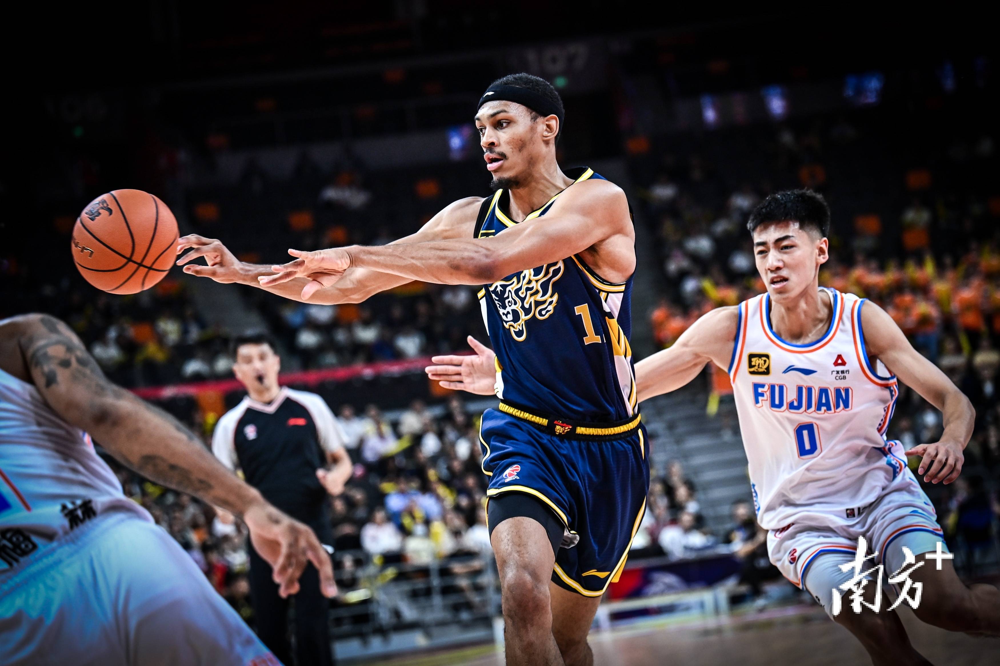 比赛结果惊人!球队意外胜出,引发观众热议 比赛结果惊人!球队意外胜出,引发观众热议