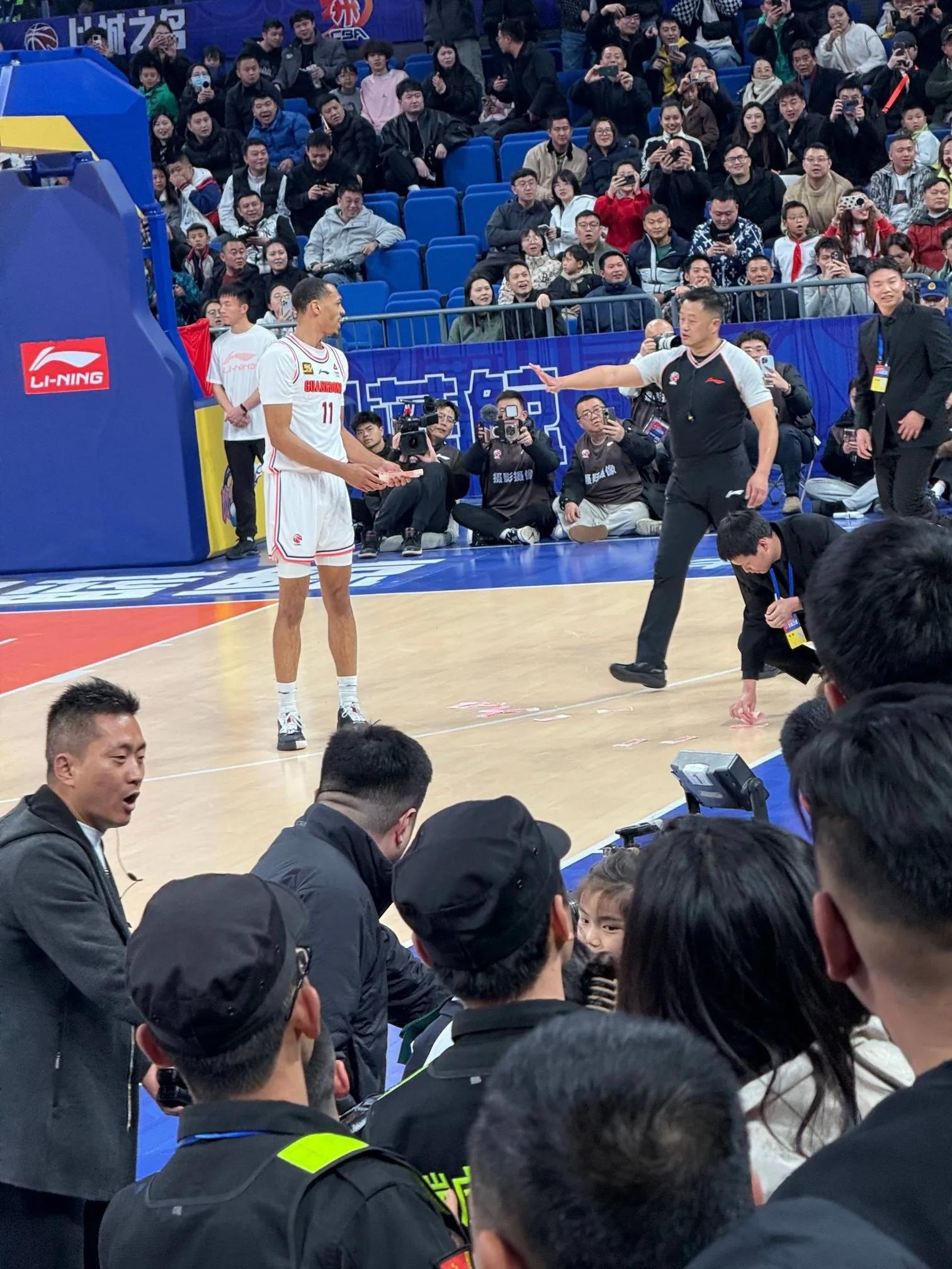 比赛结果惊人!球队意外胜出,引发观众热议 比赛结果惊人!球队意外胜出,引发观众热议