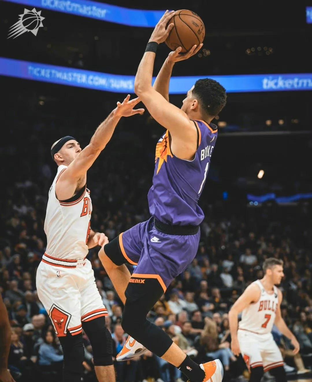 公牛碾压上海队，布克高光表现的简单介绍